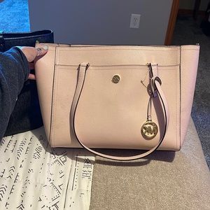 Trying to downsize my purse collection! Pretty much new purse! Gently used.